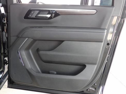 Used 2025 Chevrolet Suburban Z71 image 27