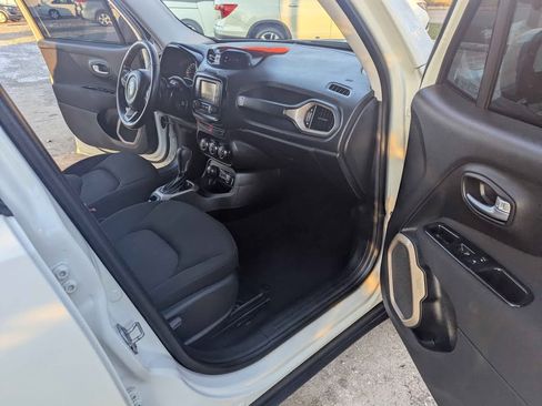 Used 2017 Jeep Renegade Latitude image 6