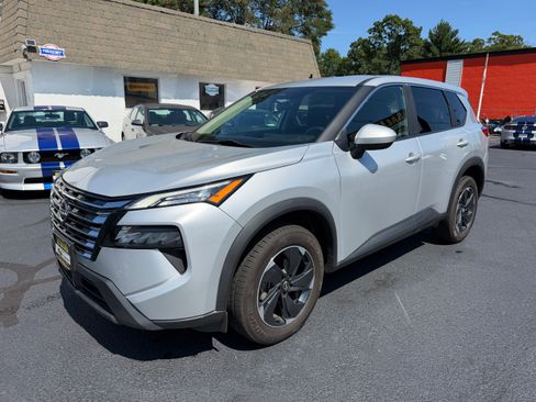 Used 2024 Nissan Rogue AWD SV image 22
