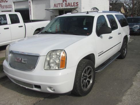 Used 2009 GMC Yukon XL Denali image 2