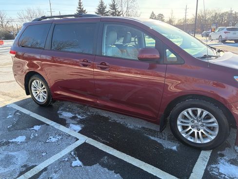 Used 2013 Toyota Sienna XLE image 5
