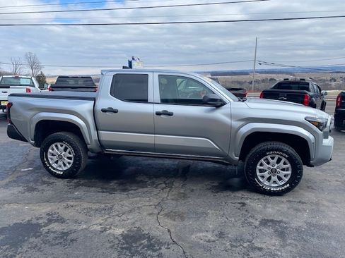 Used 2024 Toyota Tacoma SR image 3