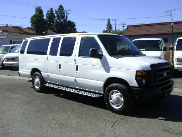 Used 2009 Ford E-350 and Econoline 350 Extended Wagon Super Duty RWD image 3
