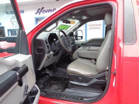 Used 2017 Ford F550 2WD Regular Cab Super Duty image 4