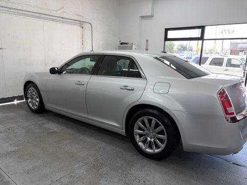 Used 2012 Chrysler 300 Limited RWD image 3