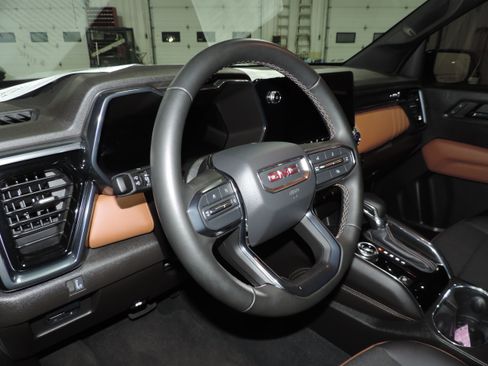 Used 2024 GMC Canyon AT4 image 38