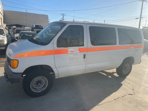 Used 2006 Ford E-350 and Econoline 350 image 2