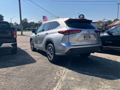 Used 2023 Toyota Highlander FWD XLE Hybrid image 19