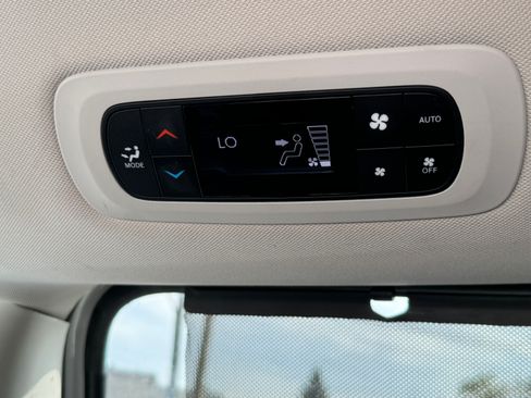 Used 2018 Chrysler Pacifica Touring-L image 13