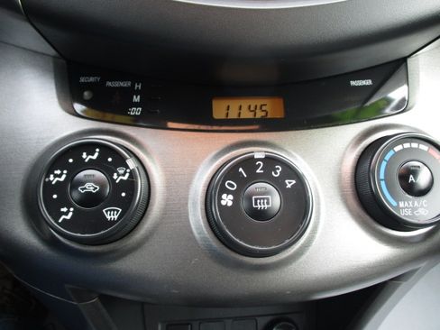 Used 2011 Toyota RAV4 image 41