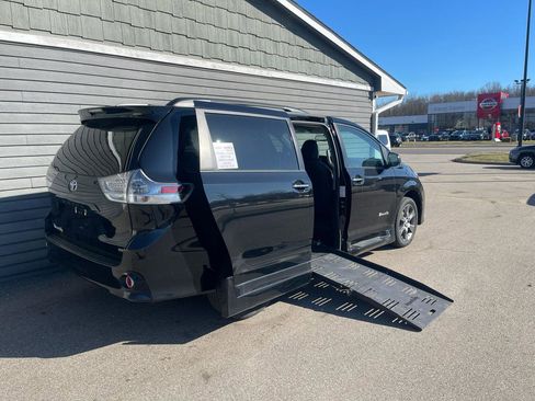 Used 2015 Toyota Sienna SE image 5