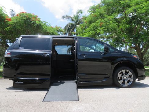 Used 2017 Toyota Sienna SE FWD image 2