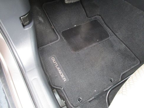 Used 2018 Mitsubishi Outlander 4WD SE image 15