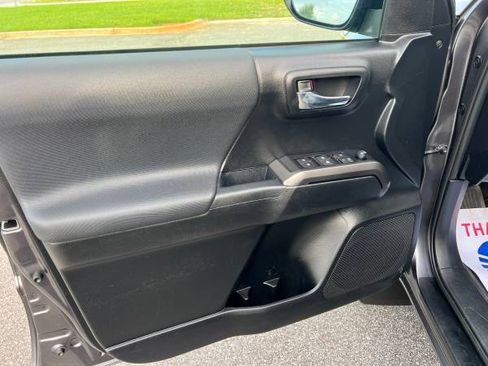 Used 2022 Toyota Tacoma TRD Off-Road image 19