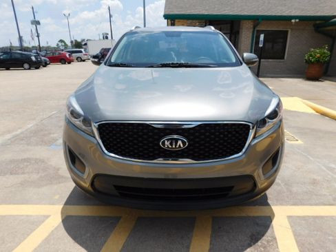 Used 2018 Kia Sorento FWD image 2