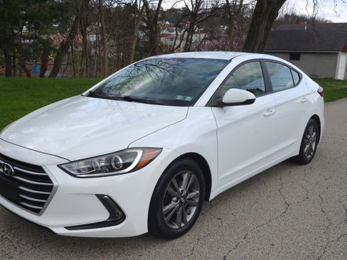 Used 2017 Hyundai Elantra SE image 2