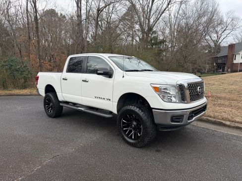 Used 2018 Nissan Titan SV image 10