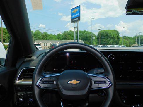 Used 2025 Chevrolet Tahoe 4WD LT image 2