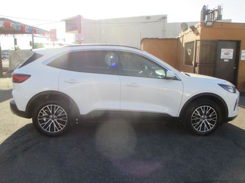 Used 2023 Ford Escape FWD Plug-In Hybrid image 2