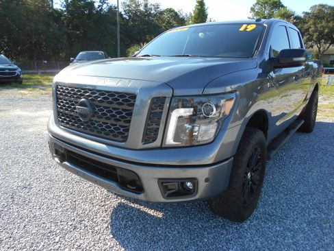 Used 2019 Nissan Titan SV image 2
