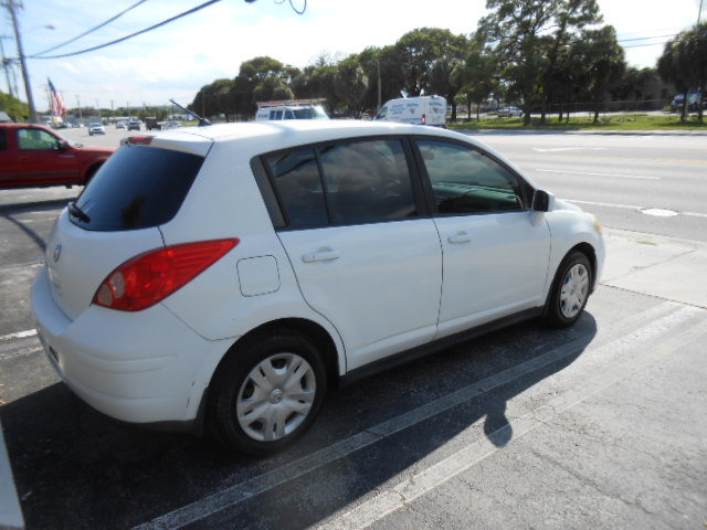 Used 2010 Nissan Versa Hatchback FWD image 6