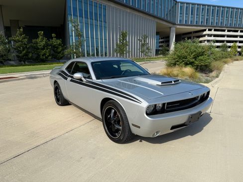 Used 2010 Dodge Challenger R/T image 10