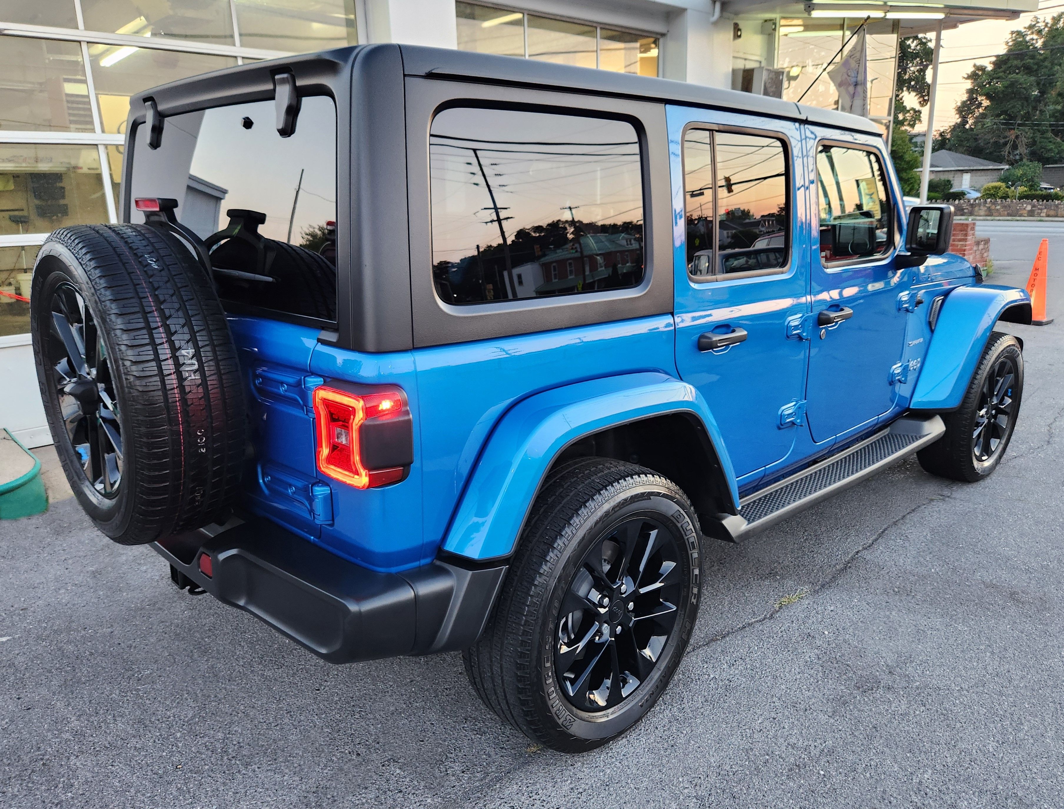 Used 2023 Jeep Wrangler 4WD Unlimited Sahara 4xe image 5
