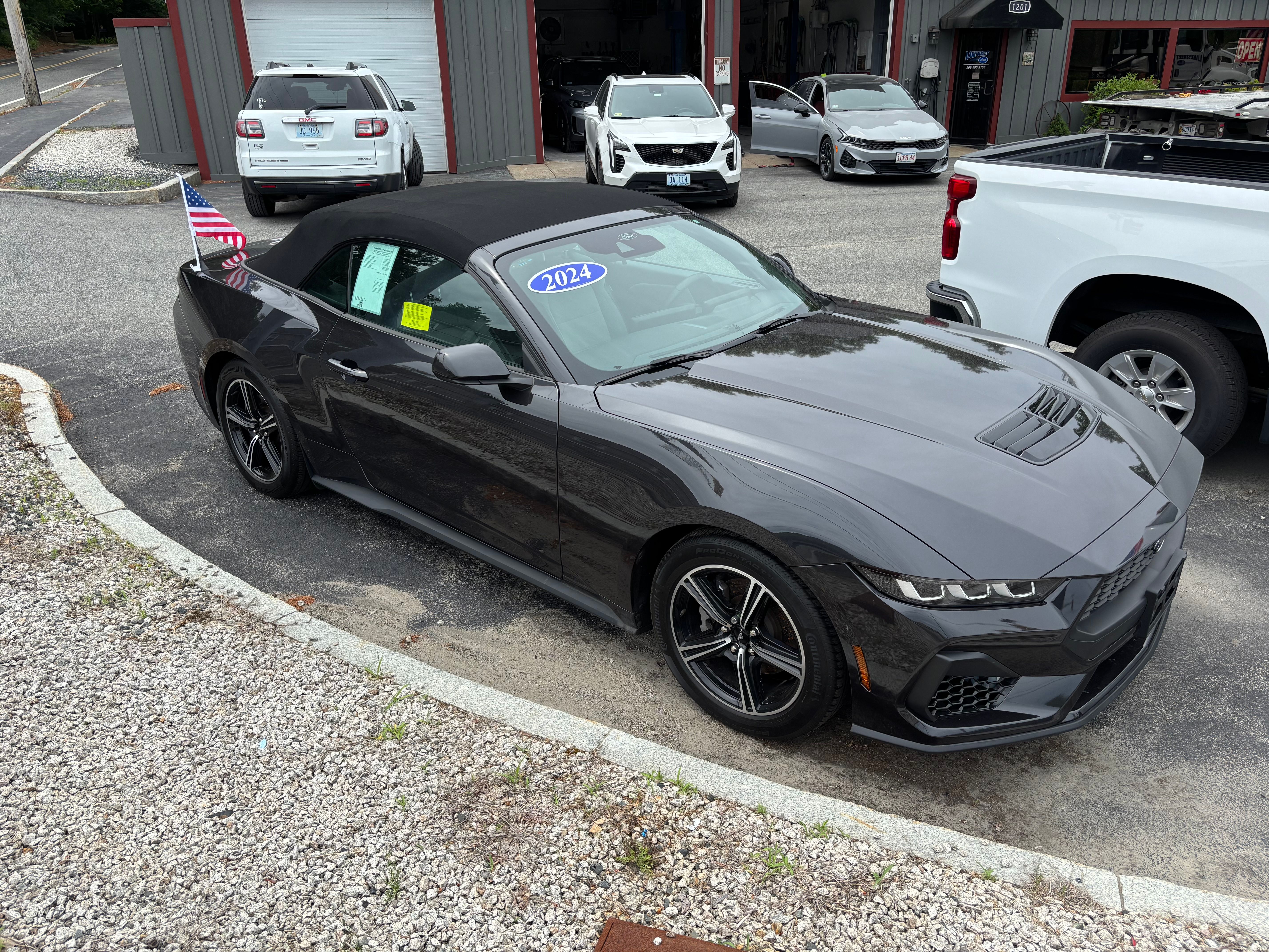 Used 2024 Ford Mustang Convertible RWD image 1