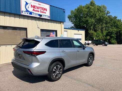 Used 2023 Toyota Highlander FWD XLE Hybrid image 15