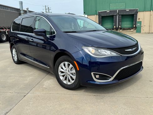 Used 2018 Chrysler Pacifica Touring-L image 3