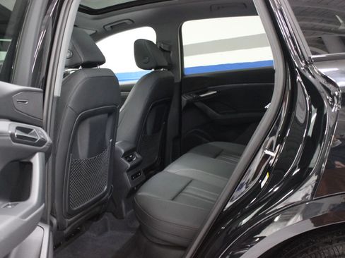 Used 2025 Audi Q6 e-tron Premium image 33