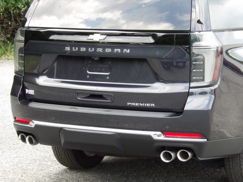 Used 2025 Chevrolet Suburban 2WD Premier image 11