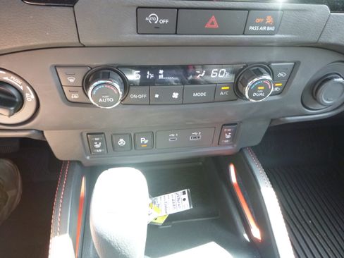 Used 2024 Nissan Frontier 4x4 Crew Cab image 30