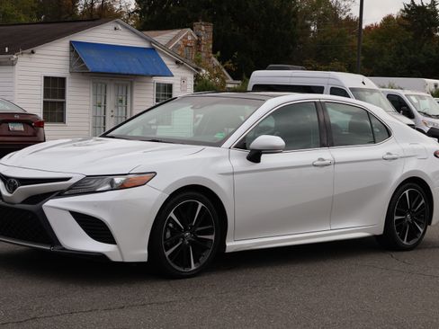 Used 2018 Toyota Camry XSE image 4