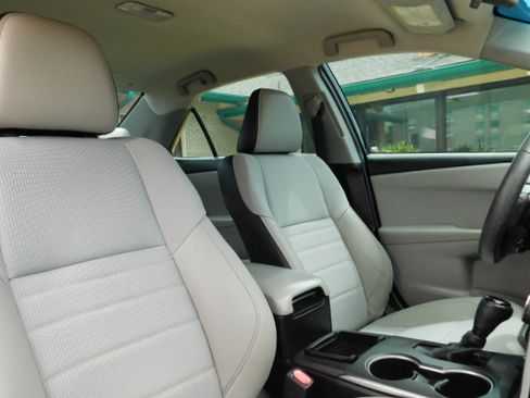 Used 2017 Toyota Camry SE Sedan 4D FWD image 20