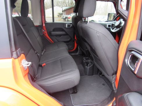 Used 2019 Jeep Wrangler Unlimited Sahara image 17