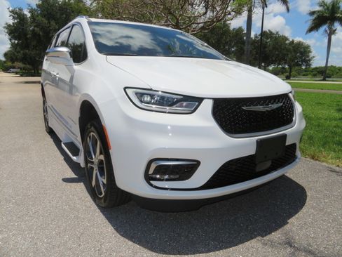 Used 2022 Chrysler Pacifica Pinnacle FWD image 11