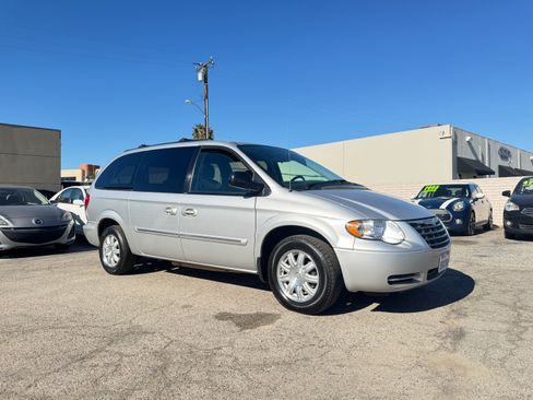 Used 2005 Chrysler Town & Country Touring image 8