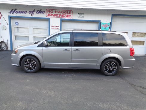 Used 2017 Dodge Grand Caravan GT image 3