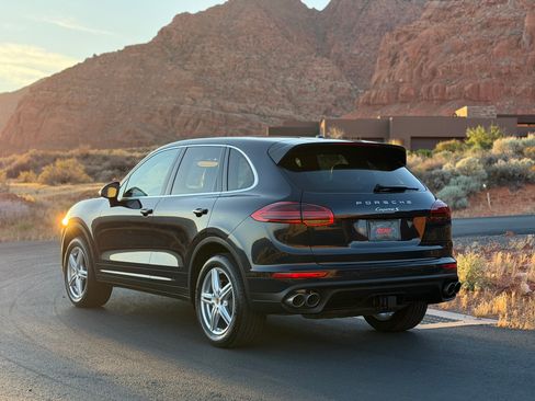 Used 2017 Porsche Cayenne S AWD/4WD image 3