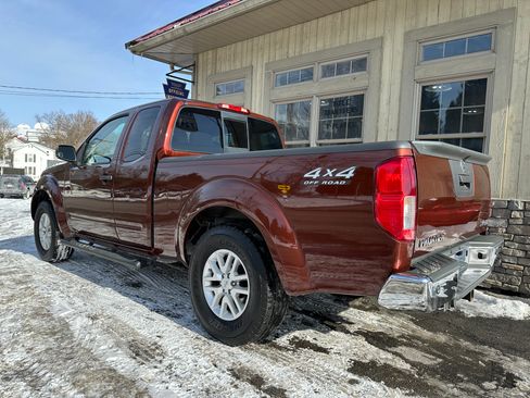 Used 2017 Nissan Frontier SV image 3
