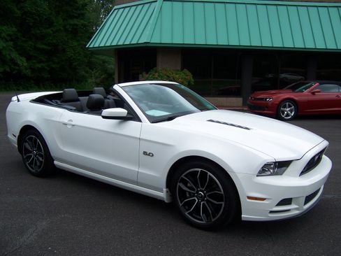 Used 2013 Ford Mustang GT Convertible RWD image 7