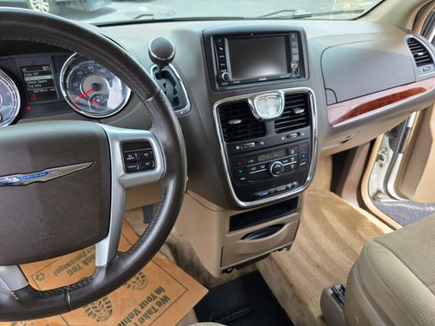 Used 2014 Chrysler Town & Country Touring image 19