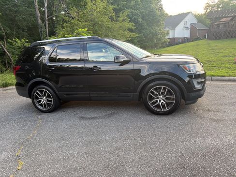 Used 2017 Ford Explorer 4WD Sport image 24