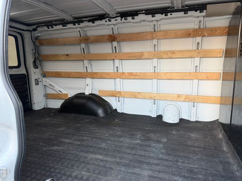 Used 2022 GMC Savana 2500 image 15