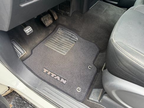 Used 2018 Nissan Titan SV image 41