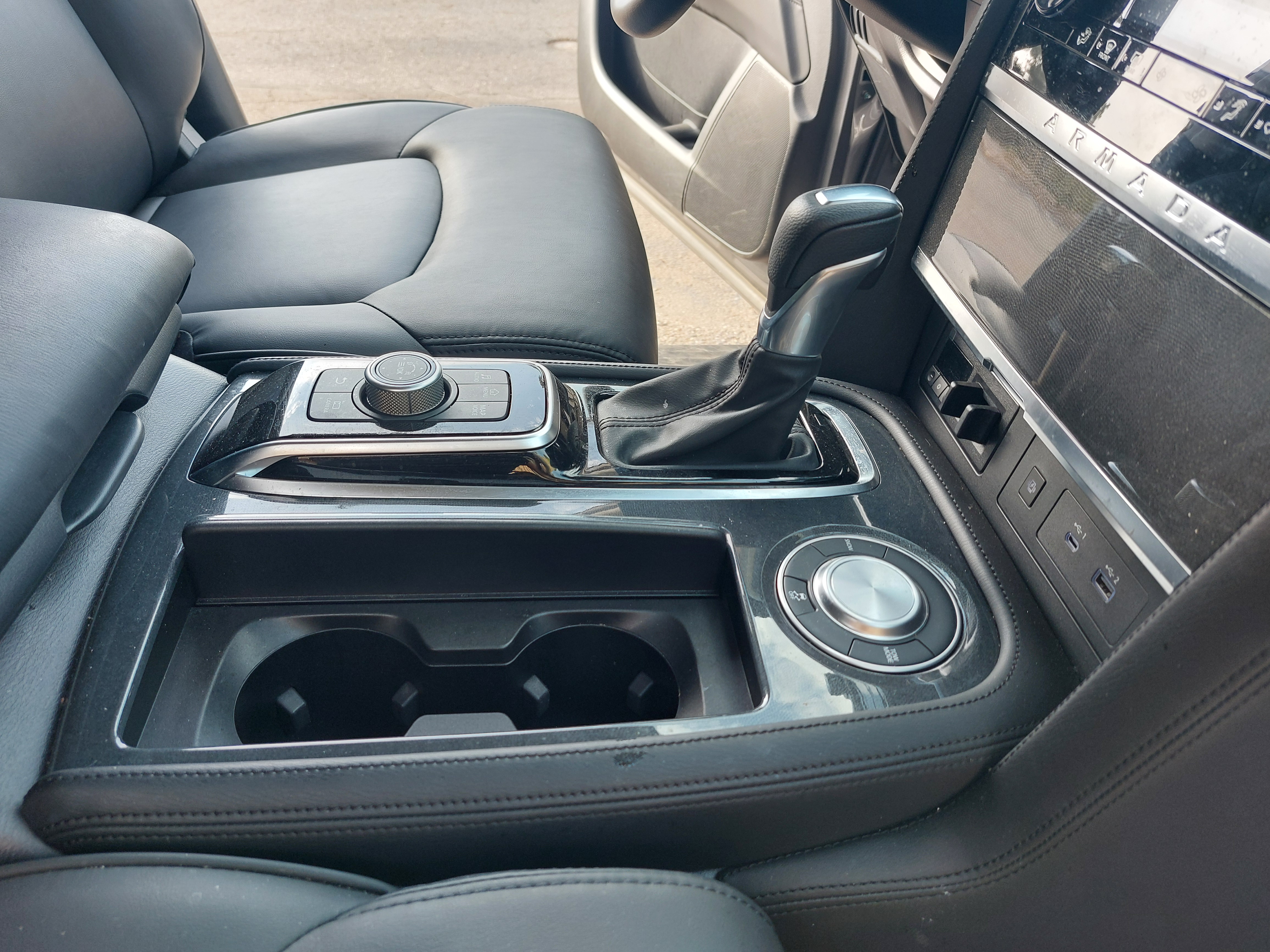 Used 2023 Nissan Armada 2WD SV image 15