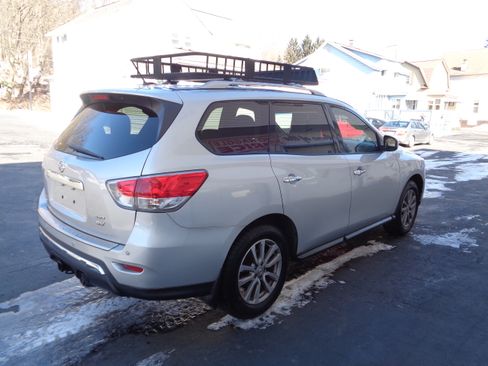 Used 2015 Nissan Pathfinder SV image 2