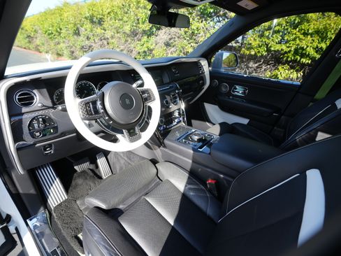 Used 2020 Rolls-Royce Cullinan Black Badge AWD/4WD image 17