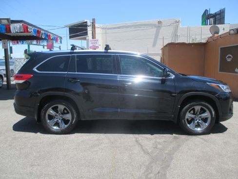 Used 2017 Toyota Highlander AWD Limited Platinum image 2